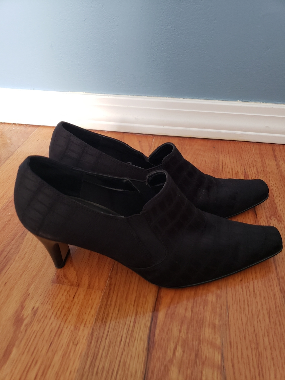 Women's Black Pointed-Toe Mid Heel Booties Liz Claibourne